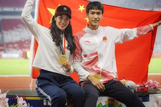 ▲王宇和妻子。受访者供图