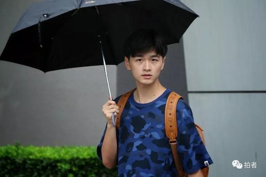 ▲看表的功夫,就被偷拍了