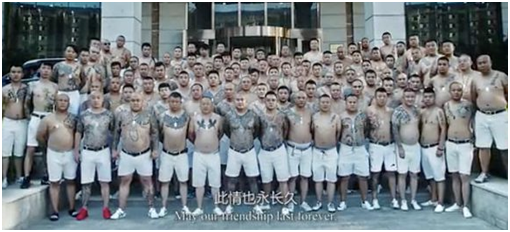 2016年8月9日，“天安社”在河北张家口一家酒店门前的合影照。视频截图