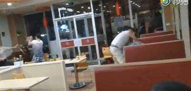 河北3名男子吃饭与临桌起冲突 用凳子暴击拦架女子