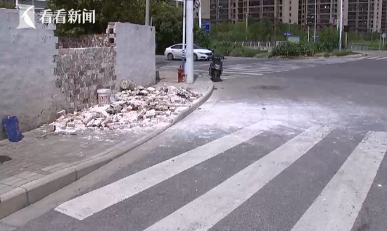 女学员油门当刹车破墙而出 目击者:老司机都上不来