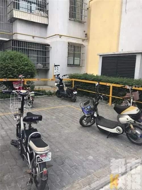 小区电动车充电桩漏电 七旬老人趴在上面触电身亡