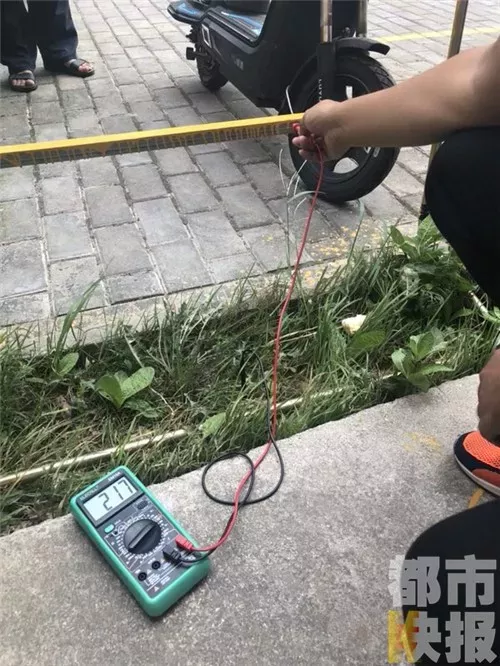 小区电动车充电桩漏电 七旬老人趴在上面触电身亡
