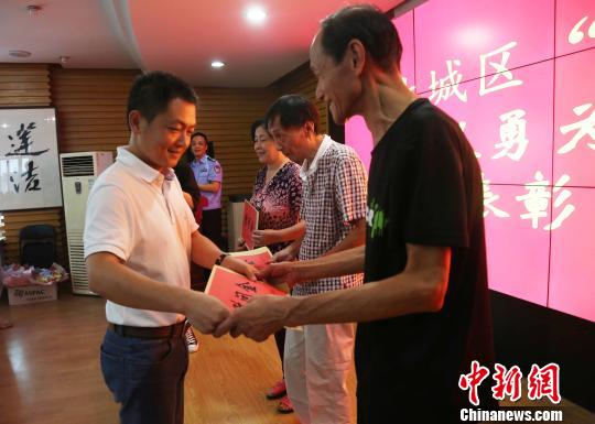 杭州三老人成功夺刀救人获见义勇为积极分子称号