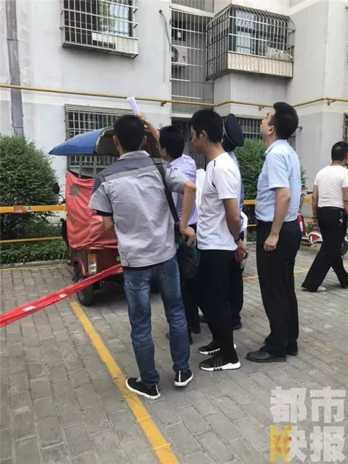 小区电动车充电桩漏电 七旬老人趴在上面触电身亡
