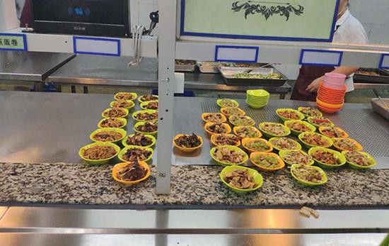 盛装不同菜品的“芯片碗”  来源于成都理工大学学生