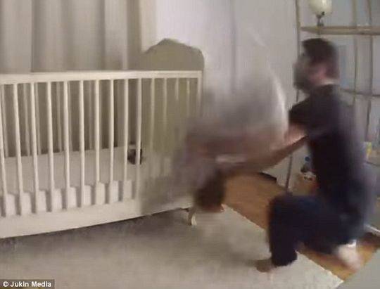 神操作！婴儿从床上翻下头朝地摔落 爸爸一把捞住