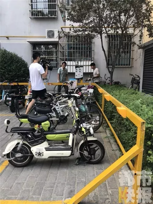 小区电动车充电桩漏电 七旬老人趴在上面触电身亡