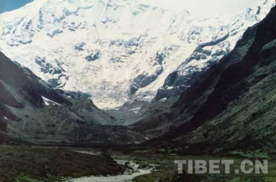 图为吉隆冰川（摄于1988年）