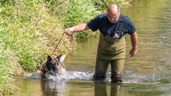 （德国当地警方在河中展开尸体搜寻工作 图片来源：《图片报》）