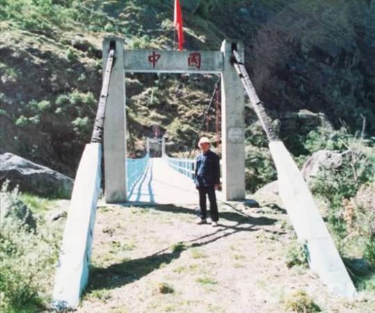 图为作者在吉隆边境热索桥（摄于1985年）