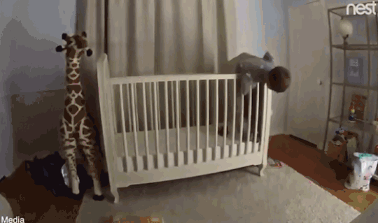 神操作！婴儿从床上翻下头朝地摔落 爸爸一把捞住