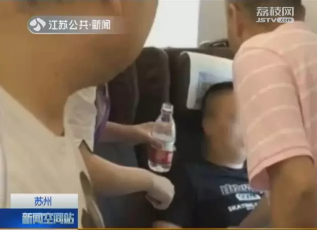 男子高铁上口吐白沫命悬一线 隔壁医生生死营救