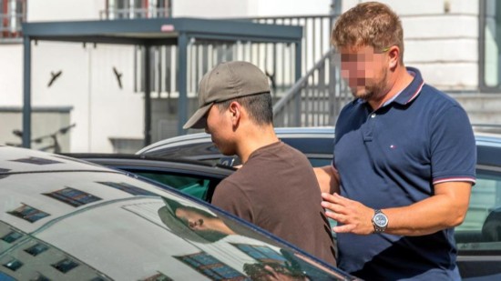  （犯罪嫌疑人被从地方法院带往监狱 图片来源：《图片报》）