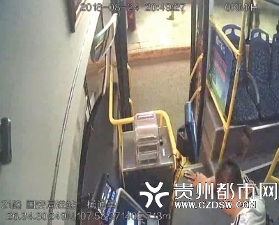  疼痛难忍杨师傅趴在驾驶座旁的栏杆上。贵州都市报 图