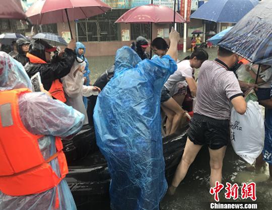 广东惠州积极组织抢险救灾安全转移民众7千余人