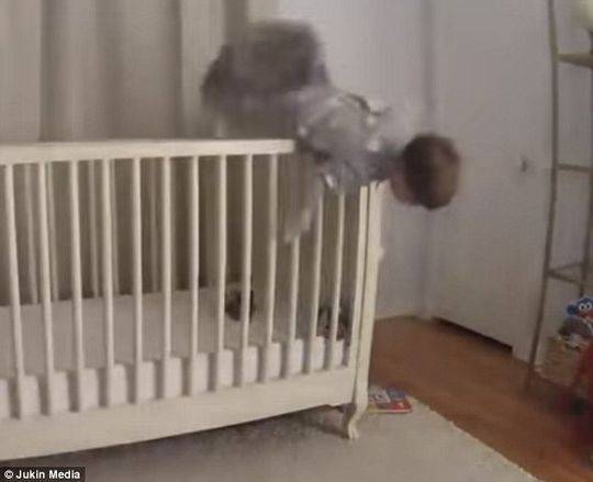 神操作！婴儿从床上翻下头朝地摔落 爸爸一把捞住