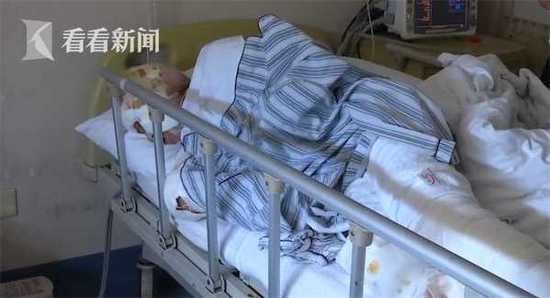 可怕！六旬婆婆深夜捡废品时遭4条恶犬围追撕咬