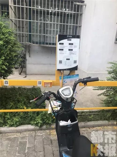 小区电动车充电桩漏电 七旬老人趴在上面触电身亡