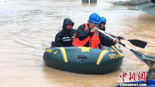 广东普降暴雨供电部门主动停电避险