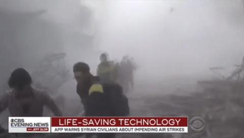 救援队在空袭中抢救生命(图:哥伦比亚广播公司视频截图)