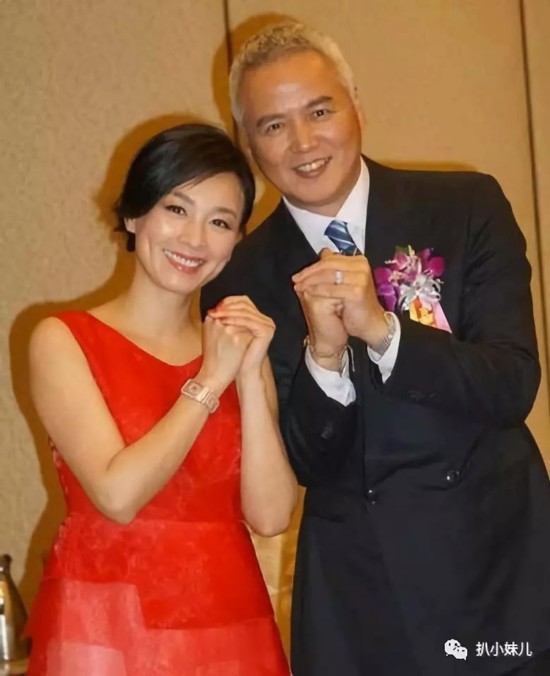 后来有人扒出女纸的微博,这位大姐姐是张庭和老公做的微商品牌的
