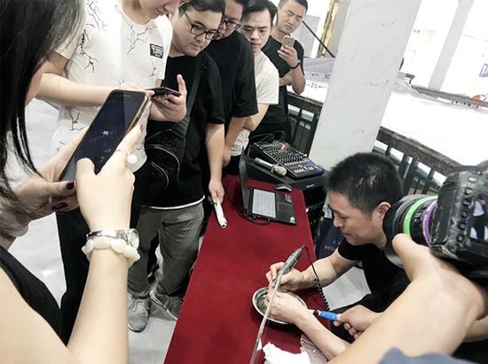 熊明星现场琢玉