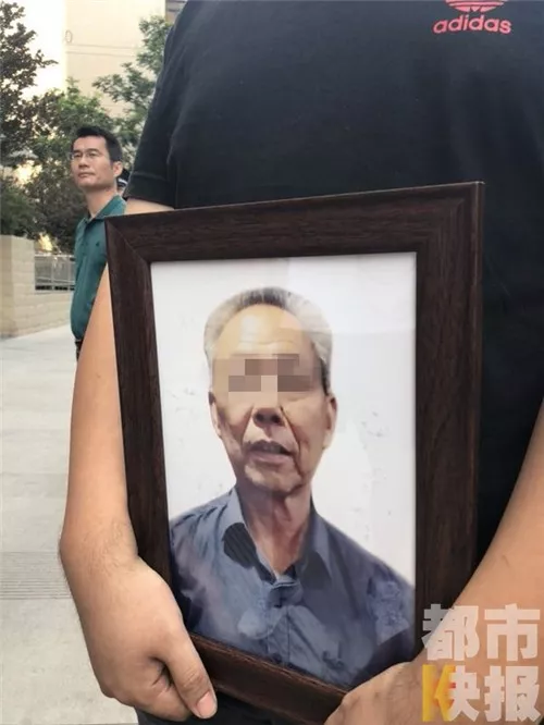 小区电动车充电桩漏电 七旬老人趴在上面触电身亡