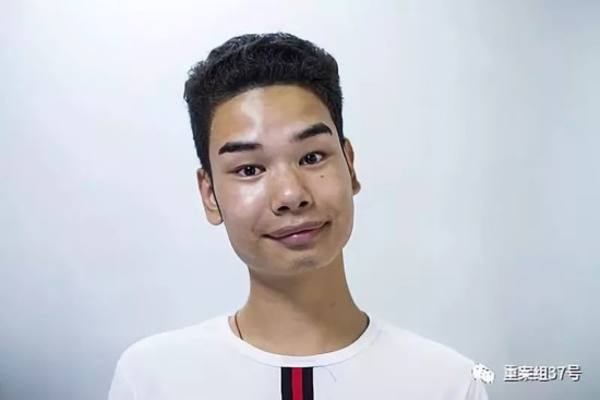 ▲8月30日,杭州,吴正强从来没想过自己能成为“网红”表情包。 图片来源/视觉中国