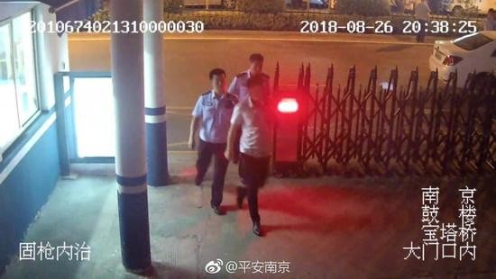 2男子因乘车纠纷当街打斗 抬头发现打到派出所门口