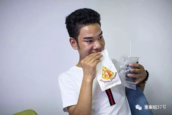 ▲8月30日,杭州,已经过了下班时间,为了等待媒体前来采访,吴正强只能在公司简单吃点晚饭。 图片来源/视觉中国