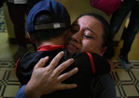 一名危地马拉母亲拥抱其归来的孩子（图：法新社）