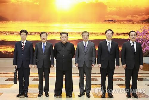 资料图：从左往右依次为尹建永、郑义溶、金正恩、徐熏、千海成和金相均