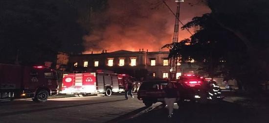 巴西国家博物馆遭遇大火 200年历史一夜灰飞烟灭