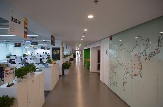 自如办公室走廊上悬挂的“自如口碑”宣传画。摄影：邓攀