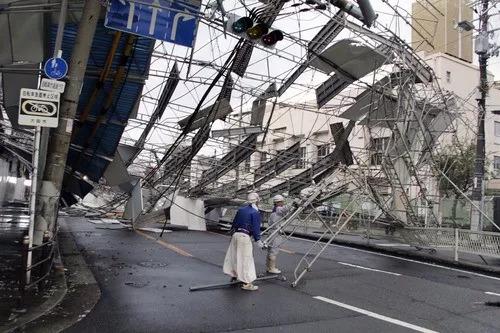 9月4日，日本大阪一处建筑工地的脚手架倒塌。新华社/共同社