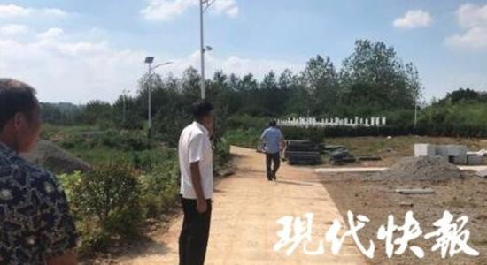 公墓所在地块究竟属于谁,双方各执一词。 本文图片均来自现代快报