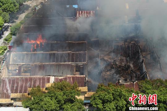 图为火灾现场。 钟新 摄