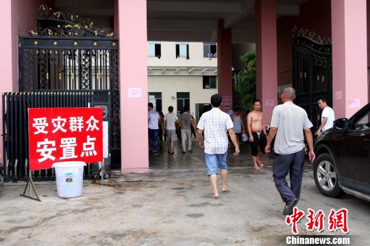 汕头老板腾挪8000平方米厂房安置千余受灾民众