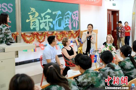 中外艺术家走进河北高校中西文化引航“00后”大学新生