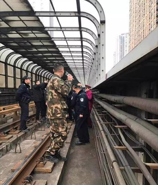 民警、消防官兵在现场处置