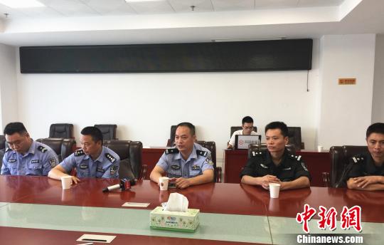 换人质警察黄其焕：“并没有考虑太多个人的安危”