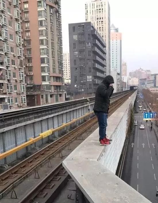 男子扬言跳轨自杀现场 本文图均为 长江日报微信公众号 图