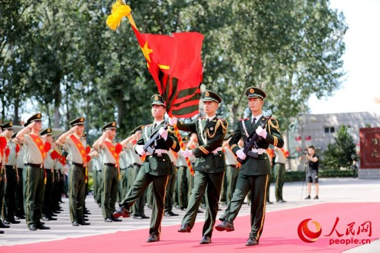 500余名退伍老兵向军旗敬礼！蔡尚摄