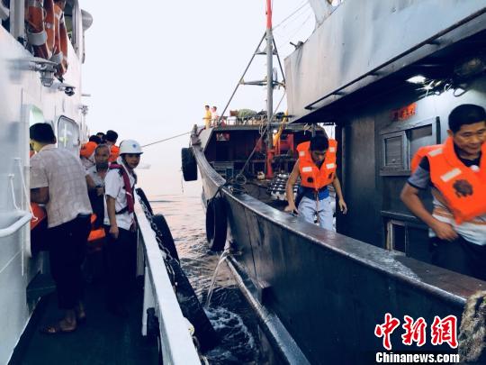 广东汕头一货船触礁进水13名遇险船员获救