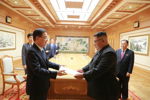 韩国总统文在寅的首席特使郑义溶（左）5日在平壤向朝鲜领导人金正恩转交文在寅的亲笔信（路透社）
