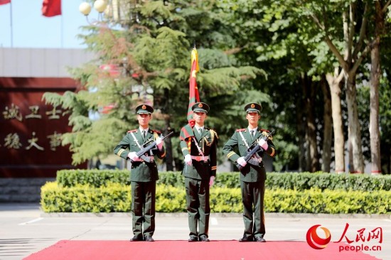 军旗&ldquo;严阵以待&rdquo;  蔡尚摄