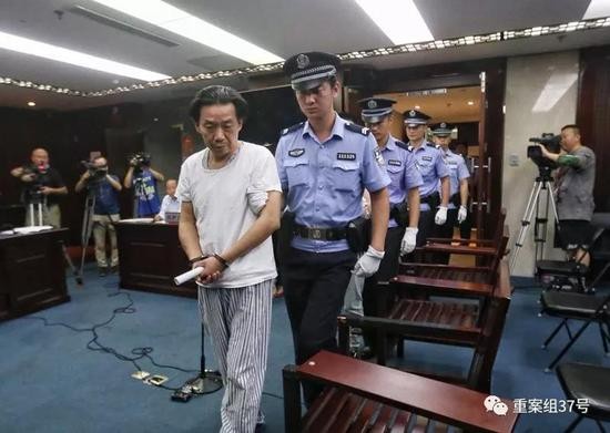 ▲2018年9月7日，被告人滕某等四人被带上法庭。新京报记者王贵彬 摄