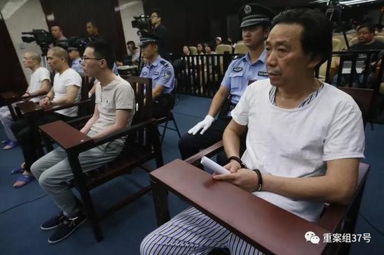 ▲2018年9月7日，被告人滕某（右一）等四人在法庭上受审。新京报记者王贵彬 摄