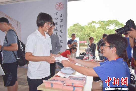 上海交大迎来全球万名新同学77、78级学长“锦囊”相助